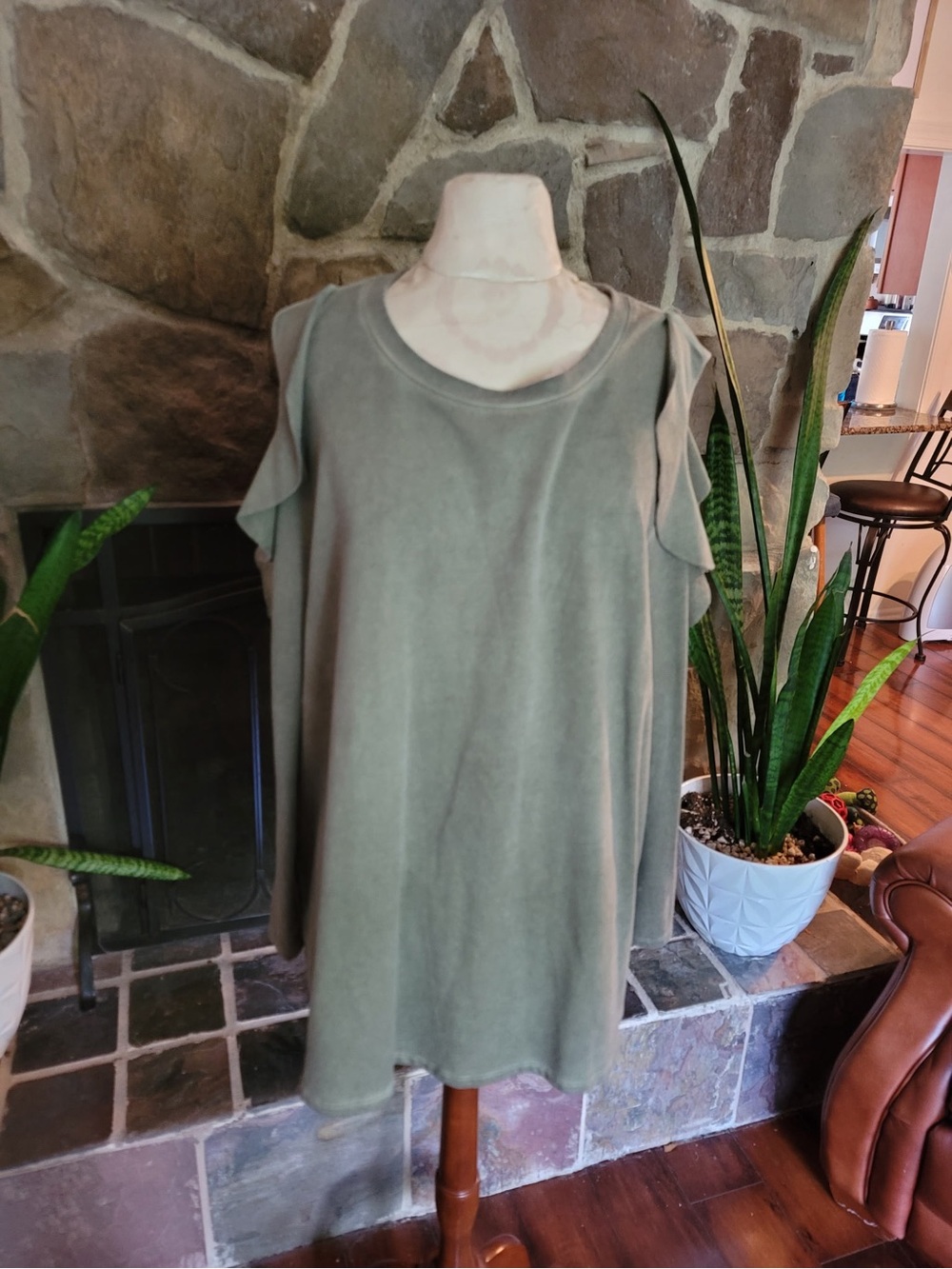 Lane Bryant Green Cold Shoulder Top Sz 18/20 Ruffle Short Sleeve Plus Knit Tee